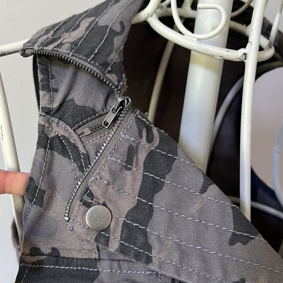 G.I.L.I Grey Camo belted vest - Picture 3 of 7